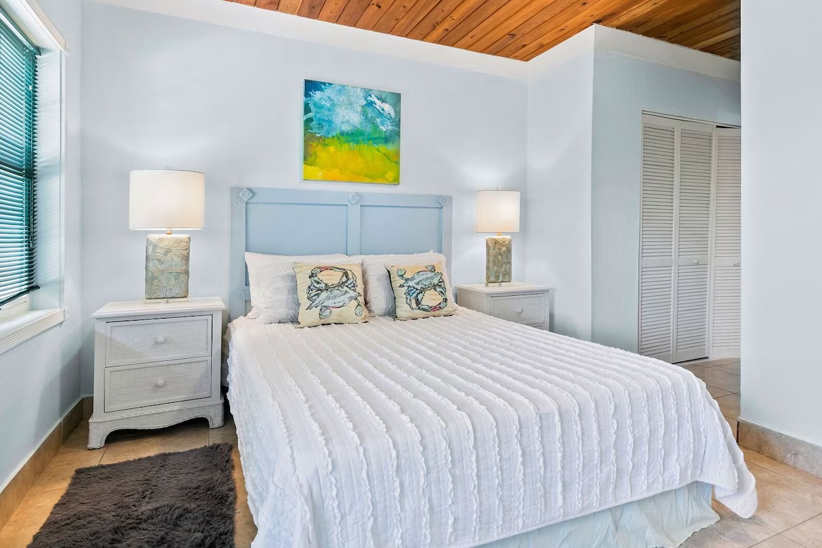 Chase the Caribbean breeze while having fun on the white sand beaches in Exuma. This vacation destination has countless white and pink sand beaches. Exuma offers an excellent blend of leisure, comfort, and privacy to travelers.   